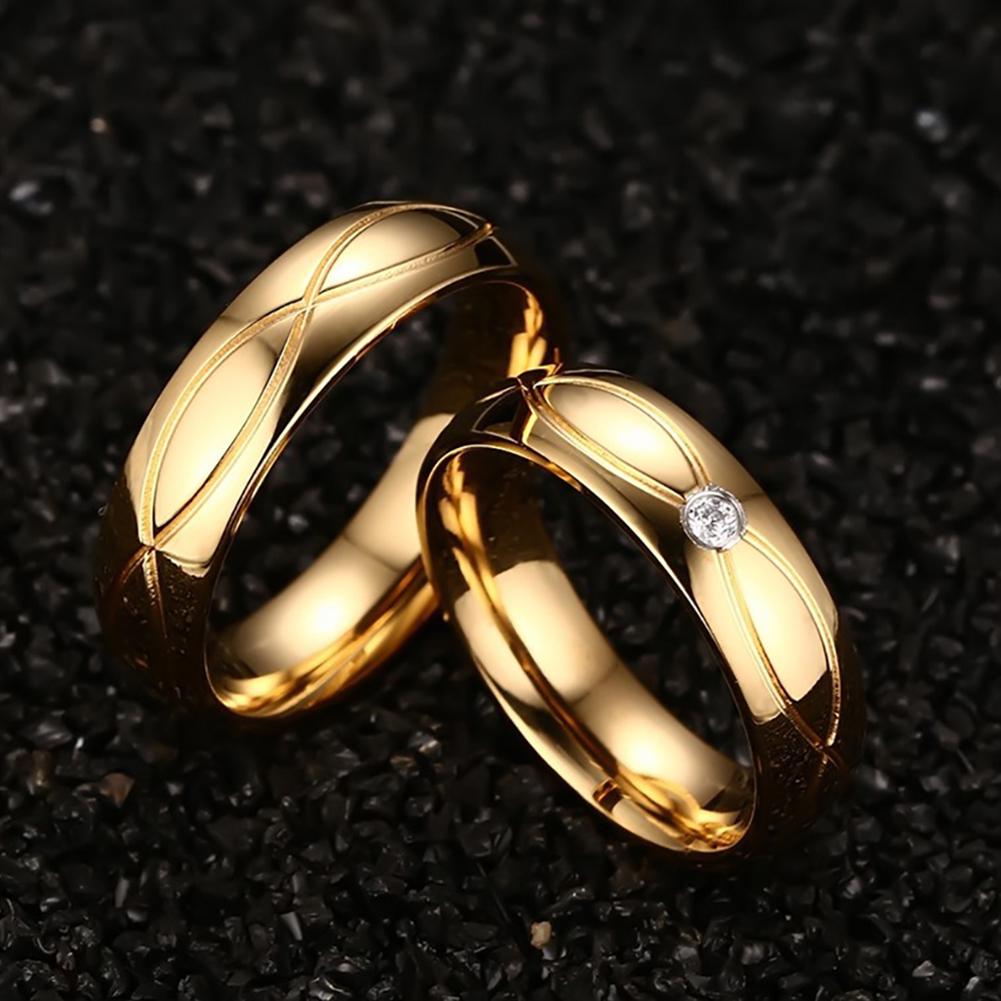 Парные кольца из нержавеющей стали золотистого оттенка со стразами и гравированными линиями для свадеб и помолвок