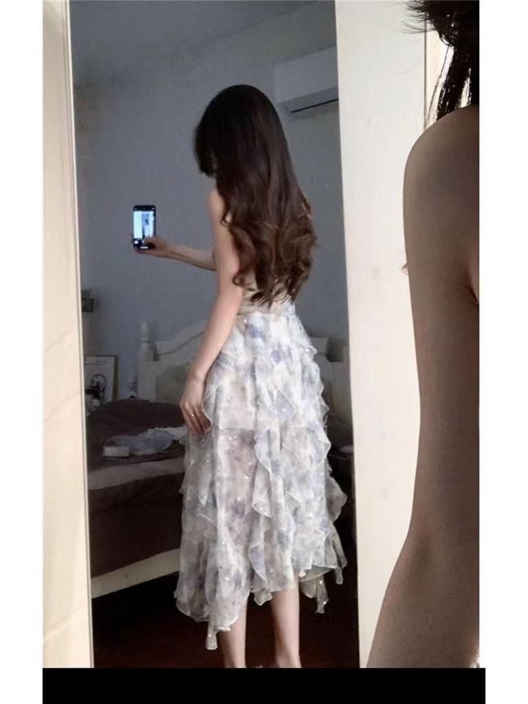 Женское летнее цветочное платье на бретелях - V-образный вырез, подчеркивающий талию сказочный стиль, милое и модное