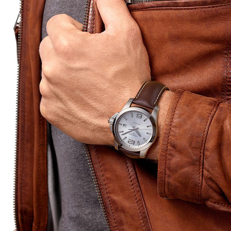 Longines Часы серии Conquest с кварцевым механизмом, водонепроницаемостью 300 метров, 43 x 22 мм, серебристый циферблат, корпус из нержавеющей стали, кожаный ремешок L3.760.4.76.5