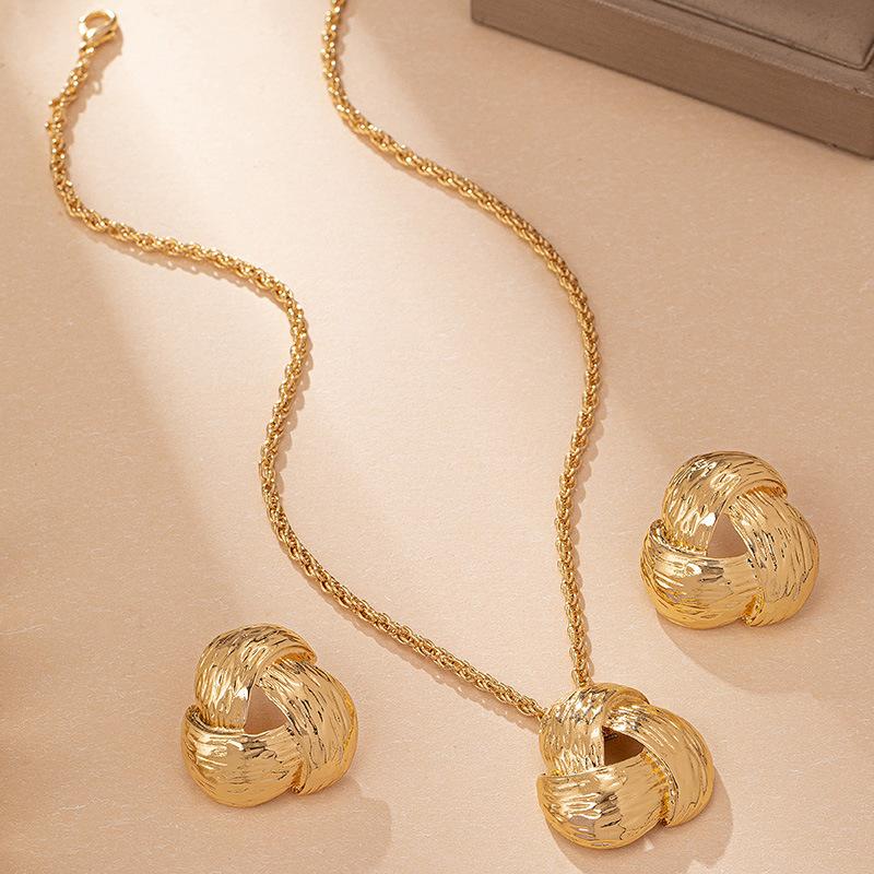 Модный комплект из ожерелья и сережек