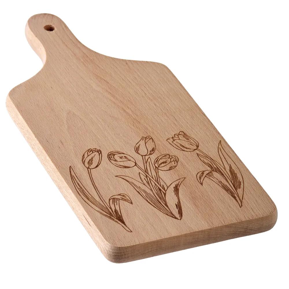 Wooden chopping board with engraved tulips
