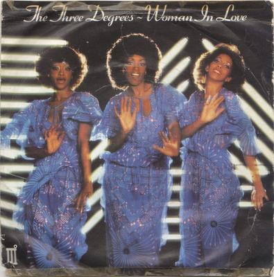 7-дюймовая пластинка THREE DEGREES - Woman In Love ARO141 Ariola 1979 UK Поп Б/у