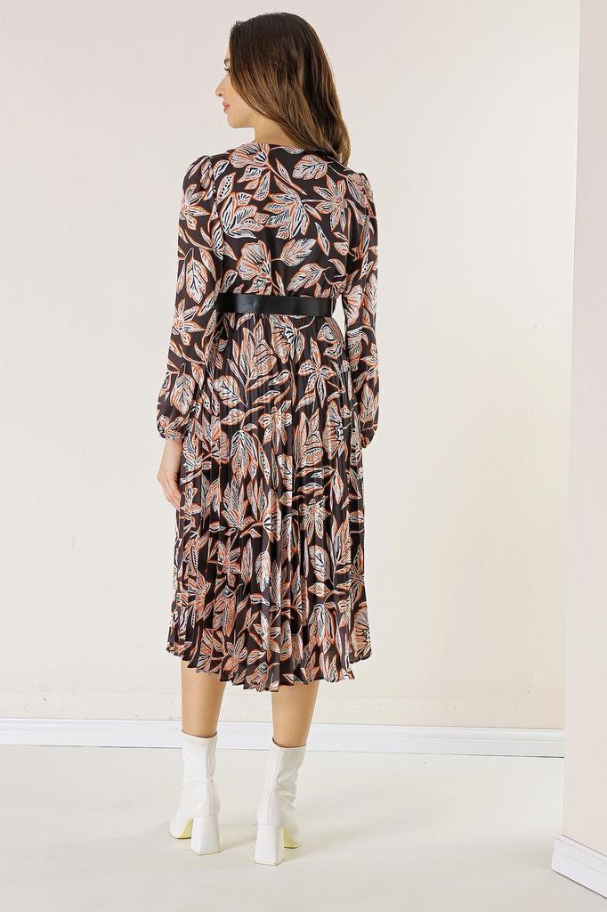 Двубортное плиссированное атласное платье с большим вырезом на талии и поясом на цветочной подкладке