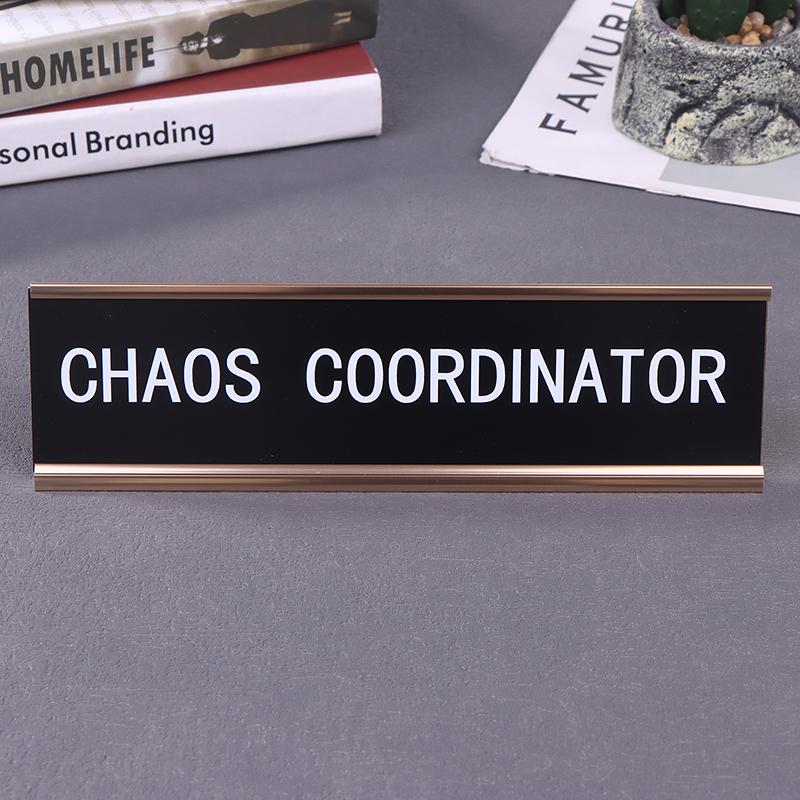 Карточка должности Координатор хаоса Офисный декор Настольная табличка Смешные таблички Рабочие принадлежности для женщин Металлическая именная табличка