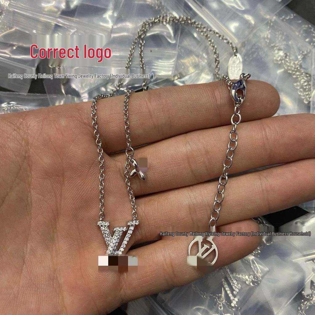 Роскошное колье LV Initials с бриллиантом V, позолоченная титановая сталь 18 карат, цепочка для ключицы - подарок на День святого Валентина.