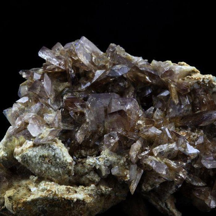 Pierres et Minéraux. Axinite. 136.5 ct. La Balme d'Auris, Bourg d'Oisans, Isère, France..