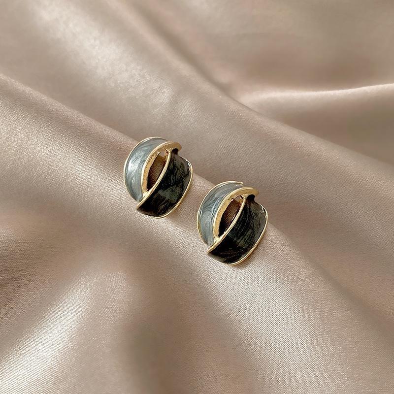 Elegant and sophisticated earrings for women, vintage niche design pearl studs, popular online trend ear accessories