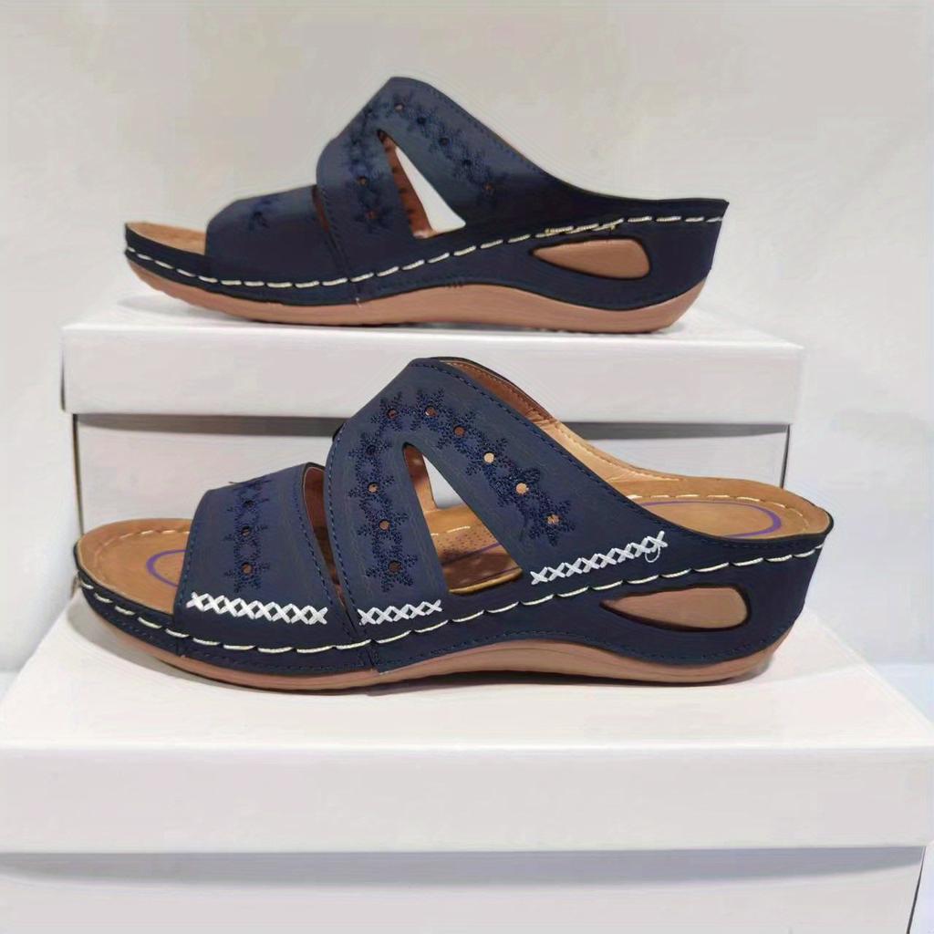 Удобные женские босоножки на танкетке с супинатором и цветочной вышивкой