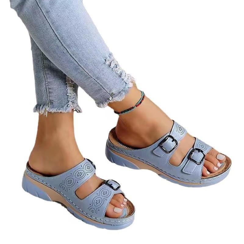 Модные повседневные шлепанцы на танкетке с ремешками-пряжками и декоративными вырезами