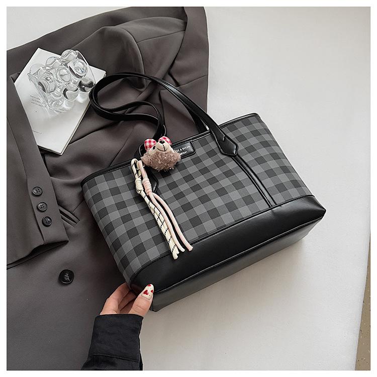 Summer Foreign Style Plaid Tote Bag Women's 2025 New Large-capacity Casual Versatile Commuter Shoulder Armpit Bag