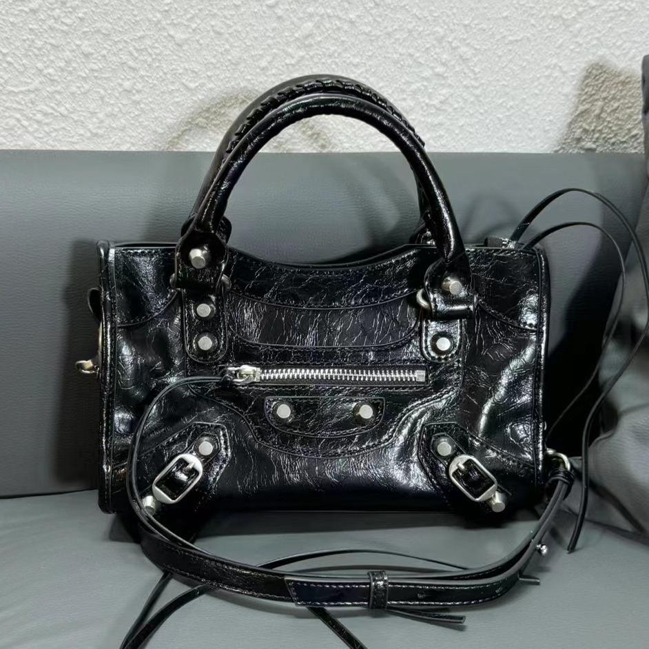 Oil Wax Leather Handbag New Motorcycle Retro Black Handbag Texture Fashionable Single Piece Crossbody Bag Genuine Leather