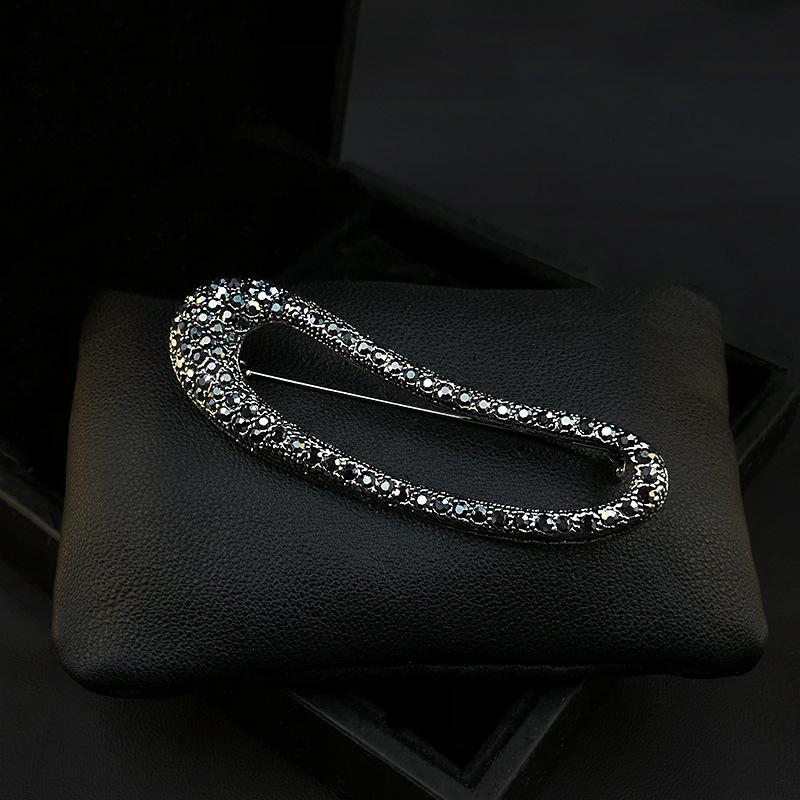 Irregular-shaped Oval Brooch, Feminine Charm, Diamond-encrusted Geometric Brooch, Niche High-end Design Sense