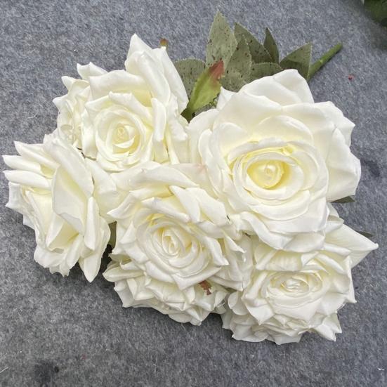 Прочный искусственный букет роз, тонкое мастерство, простое в уходе украшение