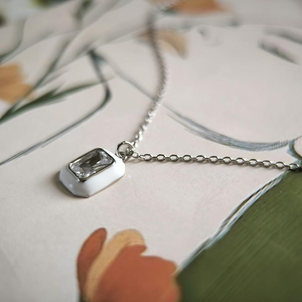 Серебряное колье с фианитами, емаллю, вес изделия 2,16 гр (2185635)