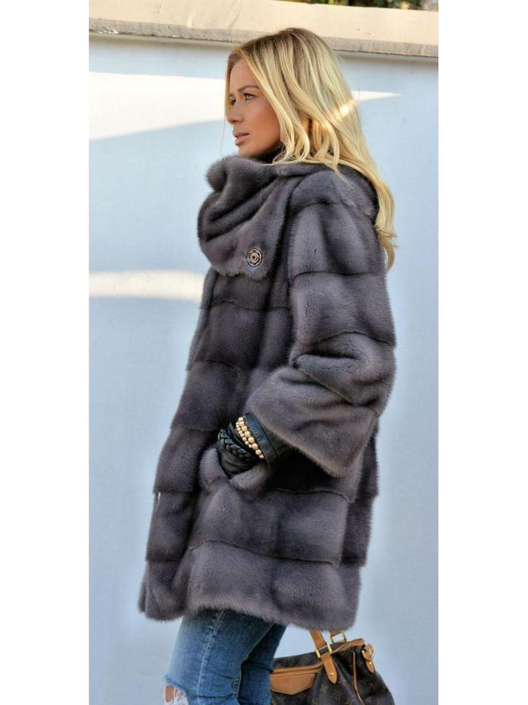 Серая женская шуба средней длины из искусственного меха норки с длинными рукавами