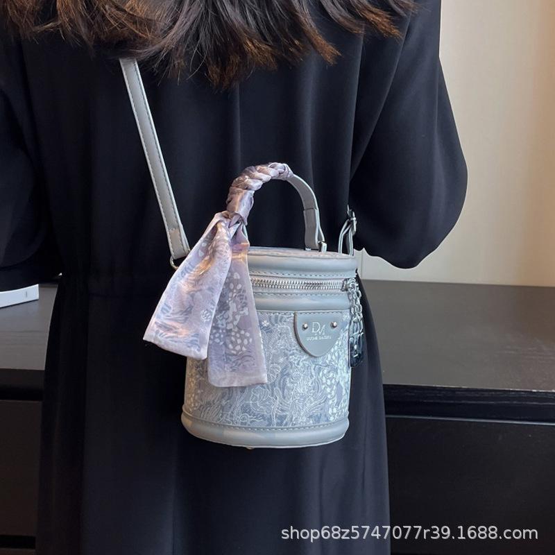 Textured small bag women's 2025 foreign style new Korean high-value shoulder bag going out portable messenger bag cylinder bag