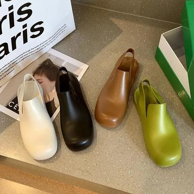 У Акси Ге те же самые новые сандалии-мешки 2025 года, которые подойдут на все четыре сезона, а интернет-знаменитость носит универсальные модные тапочки на толстой подошве и плоском каблуке.