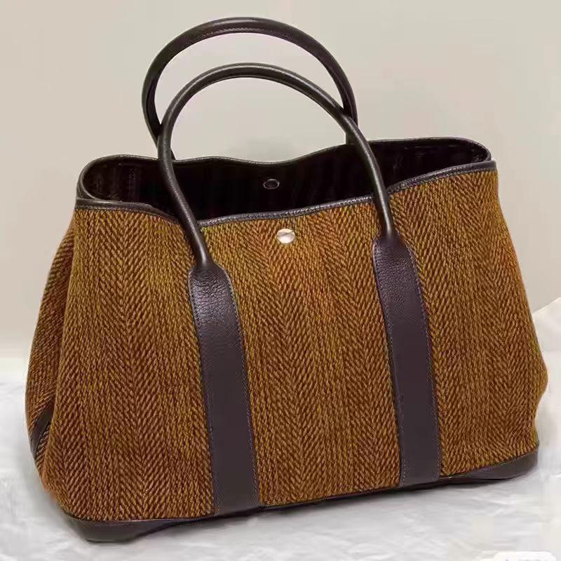 Large Capacity Shoulder Tote Bag Women's New Autumn and Winter Niche Design High-end Woolen Commuter Handbag