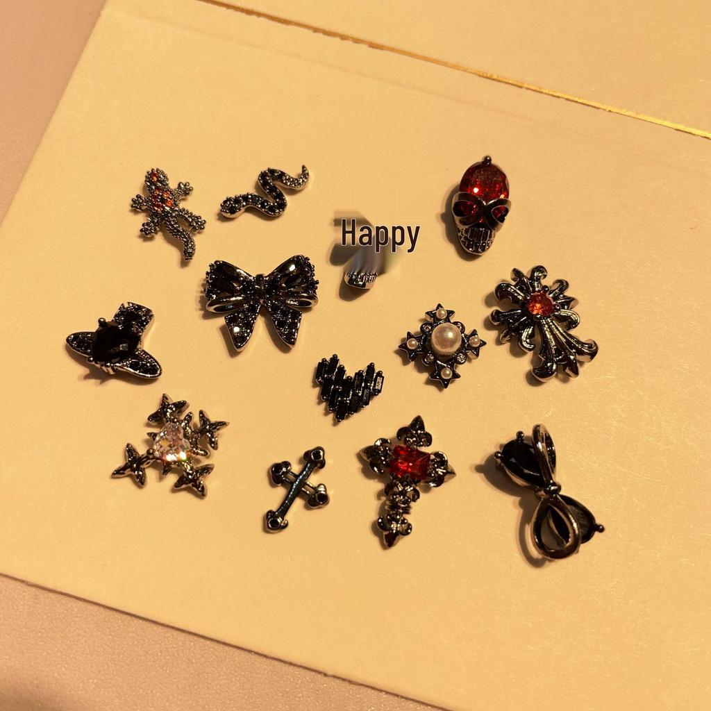 Темные украшения для ног в стиле барокко: 21 Накладной ноготь с цирконием и наклейки