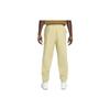 Nike Флисовые брюки Solo Swoosh Team Gold/White для мужчин в уличном стиле DX1364-783
