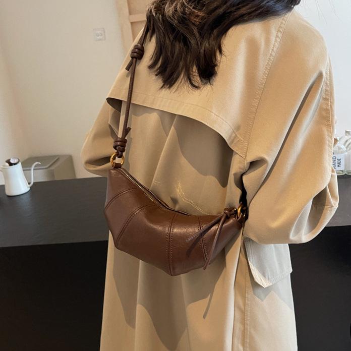Niche croissant women's 2026 new versatile casual super fire dumpling bag fashion shoulder messenger bag