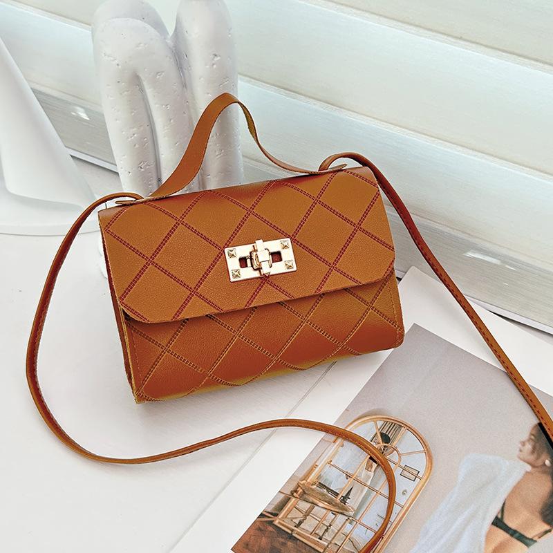 Маленькая квадратная стеганая сумка через плечо с тиснением