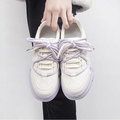 Маленькие белые туфли женские 2025 новые популярные осенние супер огонь спортивные повседневные кеды женские на толстой подошве универсальные нишевые ins тренд