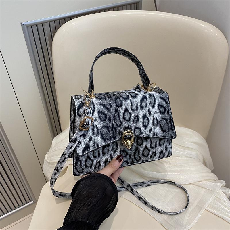 Персонализированная нишевая дизайнерская сумка с леопардовым принтом 2025 года, новая модная тенденция в иностранном стиле, маленькая квадратная сумка через плечо на одно плечо