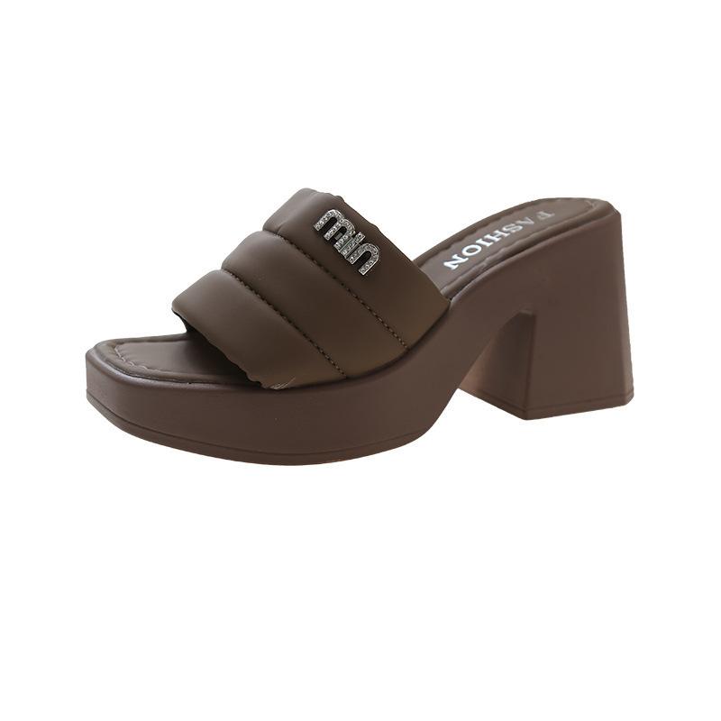 Стразы на толстой подошве одно слово крутые тапочки женские летние новые модные большие размеры внутренние увеличивающие рост наружные тапочки босоножки на высоком каблуке