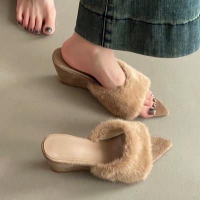 Заостренные замшевые универсальные пушистые тапочки для улицы, осенне-зимняя мода для повышения темперамента, женские тапочки на танкетке, тренд на одну полоску