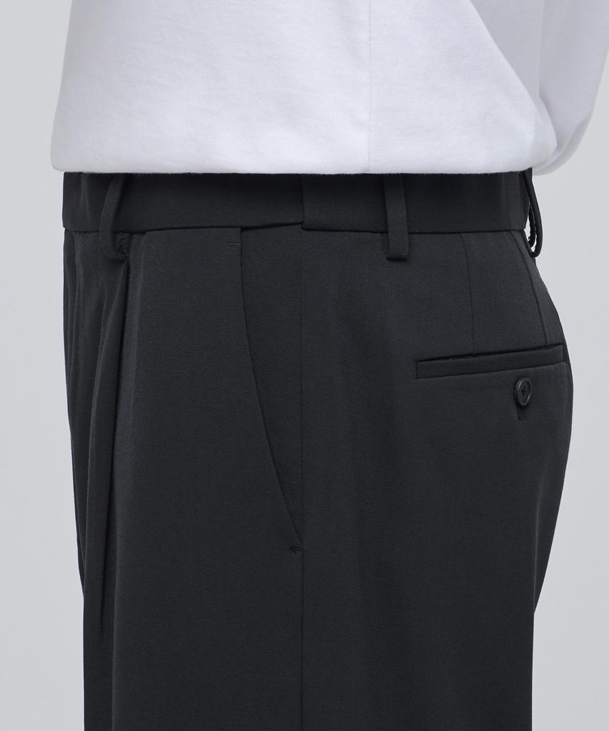 MUSINSA STANDARD Lightweight Hidden Banding Half Slacks [Dark Gray]