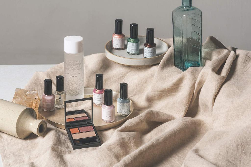 Osaji Nuance Eyeshadow Palette the Delicate Eye Blends Into the Creates a Lustrous and Adds a Touch of Nuance To Your Everyday Mukougishi [Protects