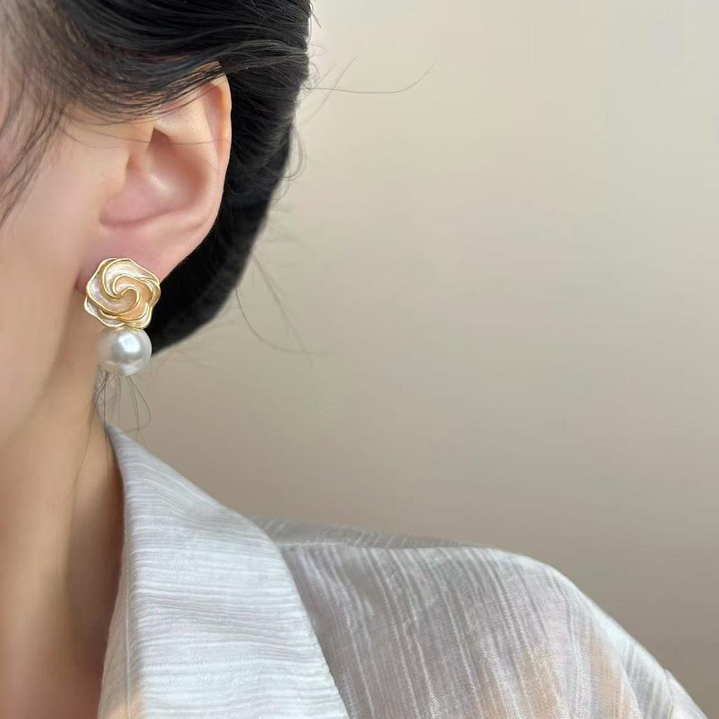 French Gentle Rose Pearl Earrings Temperament High Sense Niche Design Earrings Sweet Beautiful Woman Simple Stud Earrings