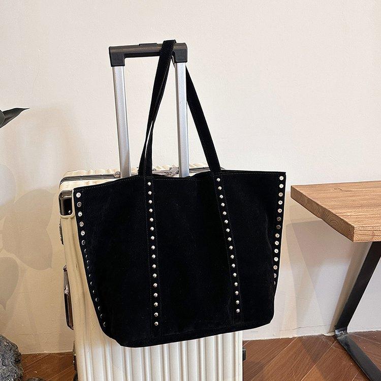 Дизайнерская сумка-тоут через плечо из искусственной замши с заклепками, большая вместимость, сумка-шоппер, зимние сумки, кофейный, черный, CLE