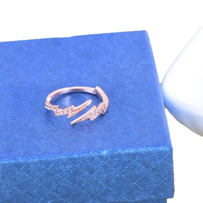 Открытое кольцо в корейском стиле с цирконами неправильной геометрической формы в виде молнии