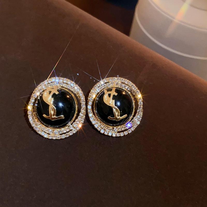 Циркониевые золотые серьги-каффы с буквой D: Женские серьги-пусеты класса люкс с универсальным нишевым дизайном.