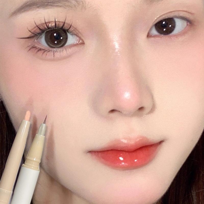 Глянцевая кисть горизонтальной ручки Silkworm Pen осветляет веки и контуры глаз благодаря тонкому кончику «два в одном»