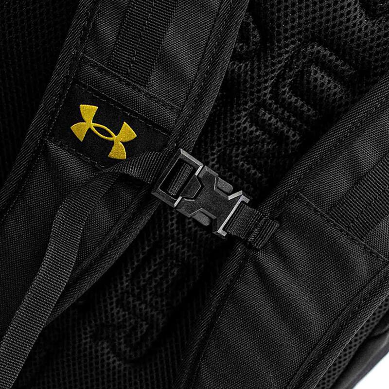 Under Armour Содержит тренировочный рюкзак
