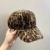 Плюшевая кепка с леопардовым принтом женская осенне-зимняя утолщенная теплая для выхода на улицу универсальная модная бейсболка маленькая шапка, подчеркивающая лицо