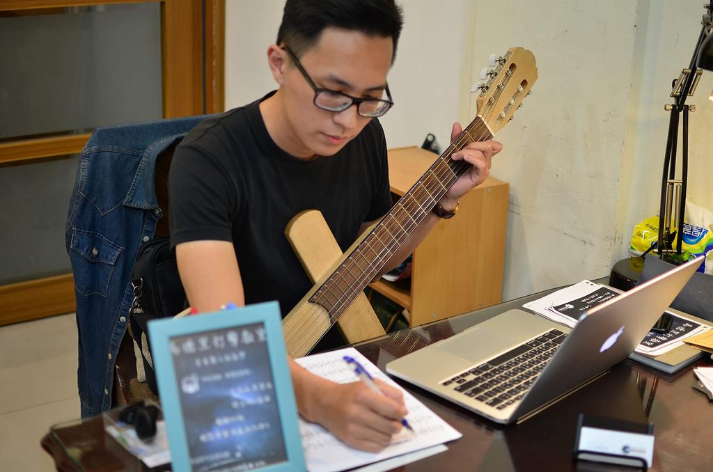 Cross Guitar Легкая дорожная гитара Акустическая дорожная гитара Бесшумная гитара с мягким чехлом 1.0 (Народные струнные)