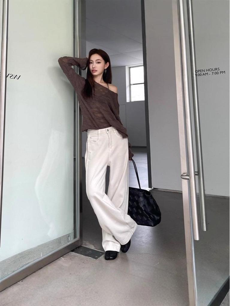 Женские джинсы цвета экрю с высокой посадкой в стиле ретро и широкими штанинами, осень/зима 2025: Свободные, стройнящие брюки прямого кроя длиной до пола.