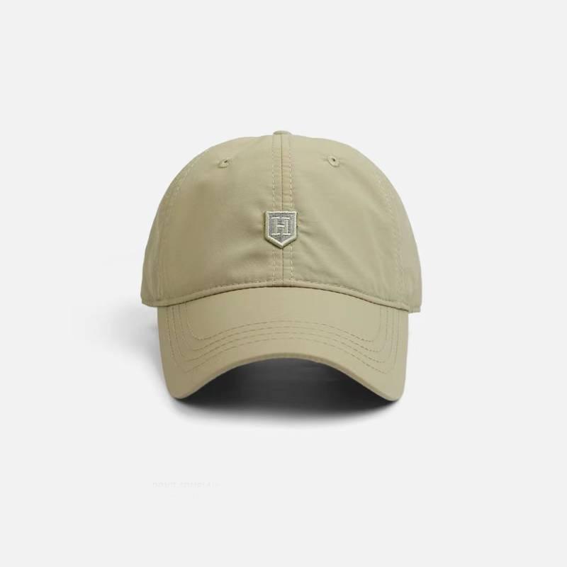 Стильная регулируемая бейсболка для лета из дышащей быстросохнущей ткани белого и темно-серого цвета