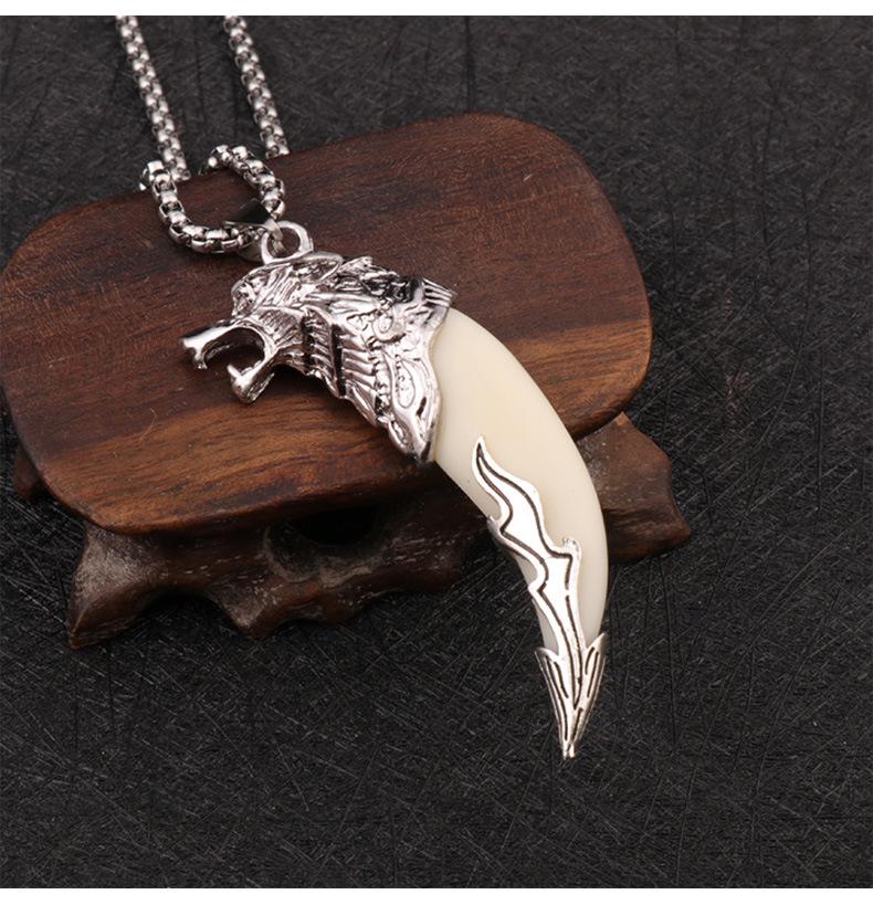Мужское ожерелье с волчьим зубом: Властный кулон в виде клыка черной собаки на ретро-цепочке из титановой стали - Трендовый аксессуар для 2025 года.