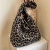 Корейская версия плюшевой сумки-тоут с леопардовым принтом для женщин, новая осенне-зимняя, большой вместимости, для поездок на работу, на одно плечо, подмышку для женщин