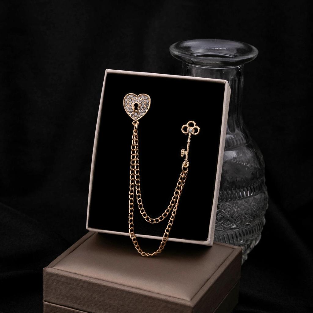 Мужская брошь-корона с двойной кисточкой-цепочкой и стразами