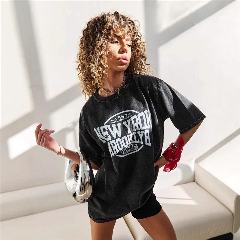 Черная футболка с графическим принтом в виде печати с ретро-цветком - 100% хлопок, короткий рукав