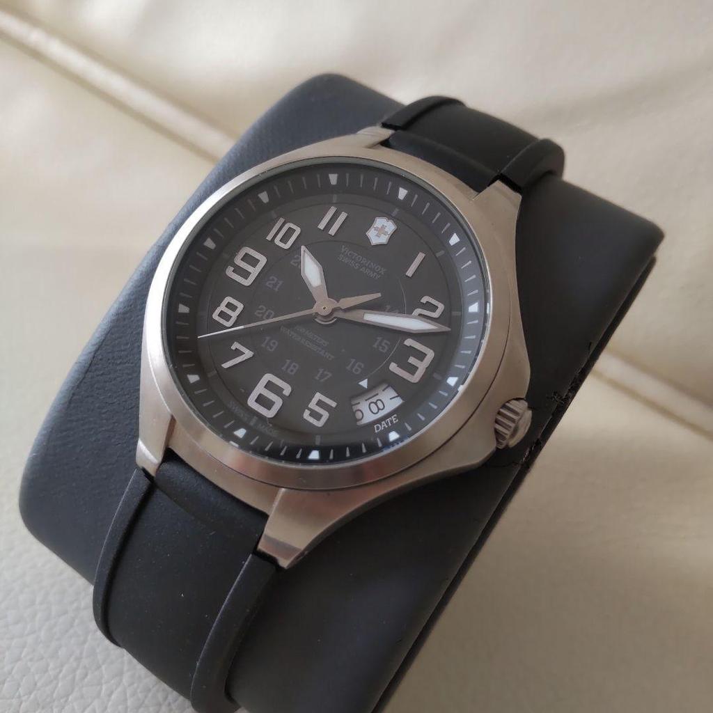 Подержанные кварцевые часы VICTORINOX Base Camp (Неиспользованный)