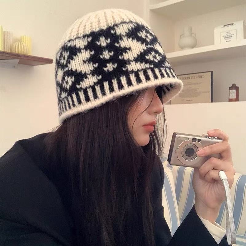Women's Knit Hat Blended Wool Vintage Thermal Hat Suitable for Winter Fashion Checkered Cold-Weather Beanie Unisex
