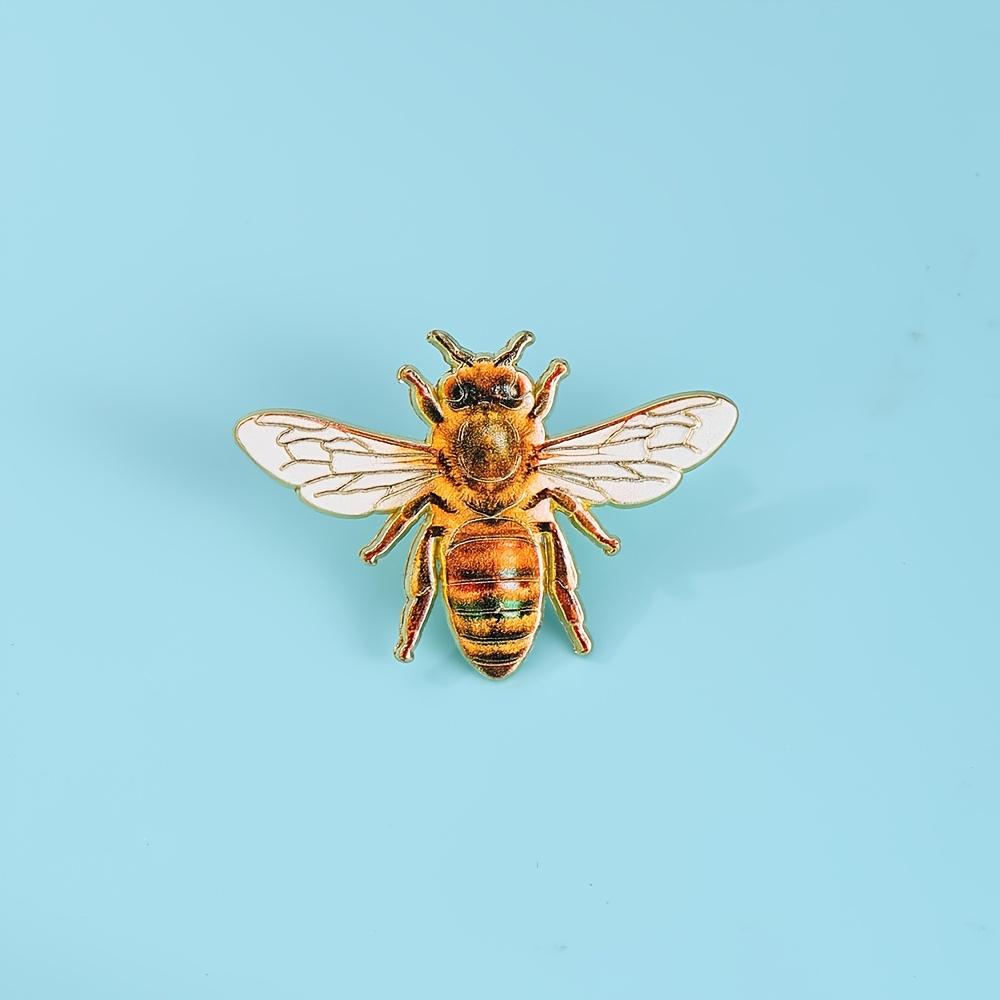 Realistic Bee Metal Enamel Brooch | Simulated Insect Badge, Nature Lover's Accessory