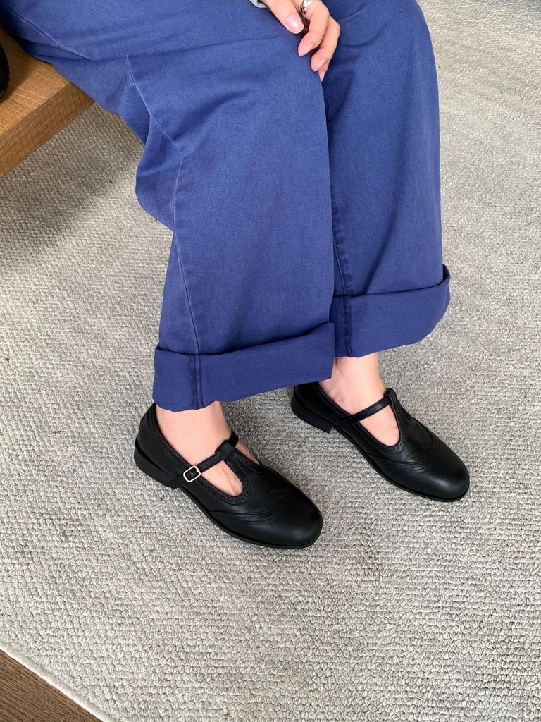 2025 Winter New Round Head Thick Heel Shallow Mouth Word with Engraved College Small Leather Shoes Women's Single Shoes